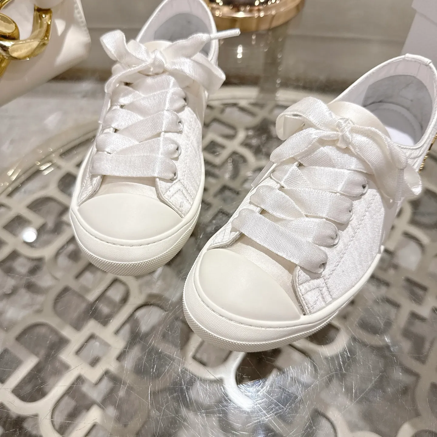 👟👟Ex-factory price 520👟👟 DIOR Dior's 2025 latest lucky satin casual shoes thin-soled shoes. Many celebrity Internet celebrities planted Chanristian Dior logo buckles. The designer really understands the needs of girls in summer. This new product Lucky thin-soled shoes are as cute as her name. The thin sole + shallow mouth design makes the whole pair of shoes very light and easy to wear. Fabric: Satin with wide satin laces of the same color. They are so beautiful that they are speechless in the sun. The soft shoe body looks like stepping on clouds with socks and culottes. It is windy and lazy when walking. It gives you the "effortless" elegance when you take a shot. Outsole: Original molded TPU outsole Size: 35-41 (41 is custom-made and cannot be returned or exchanged)